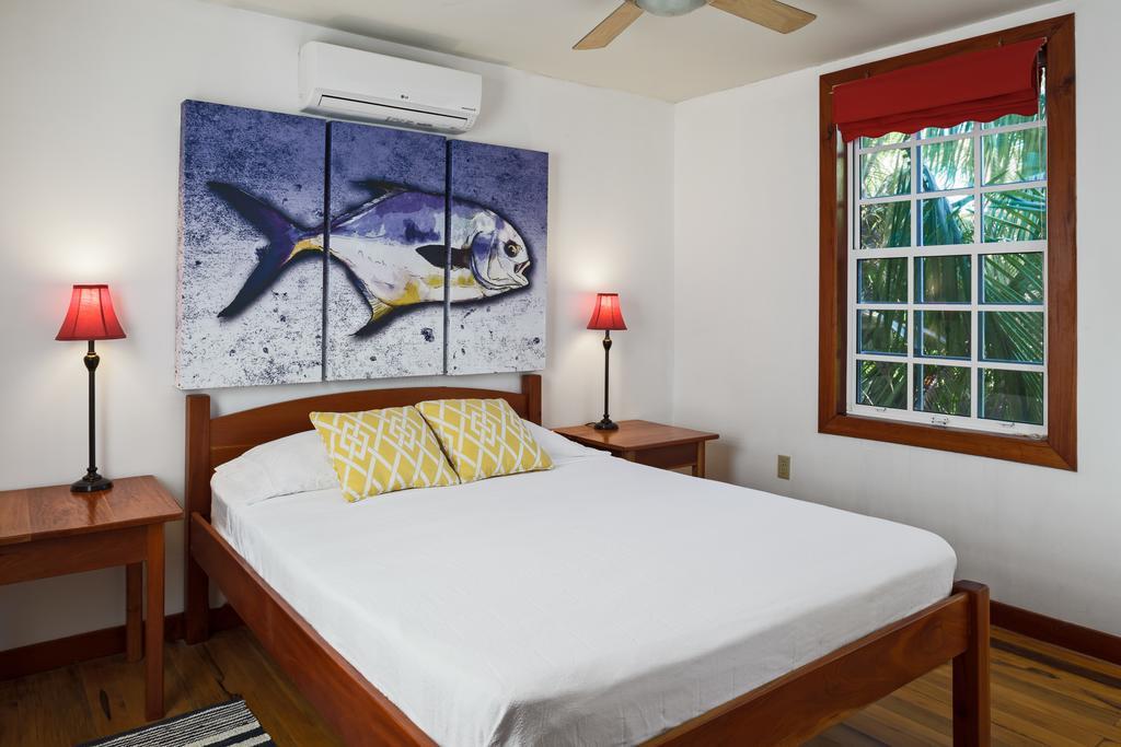 Hotel Weezie's Ocean Front And Garden