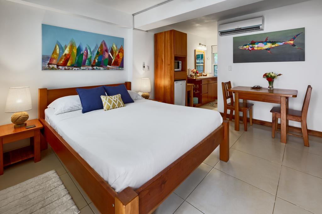 Weezie's Ocean Front And Garden Hotel Caye Caulker
