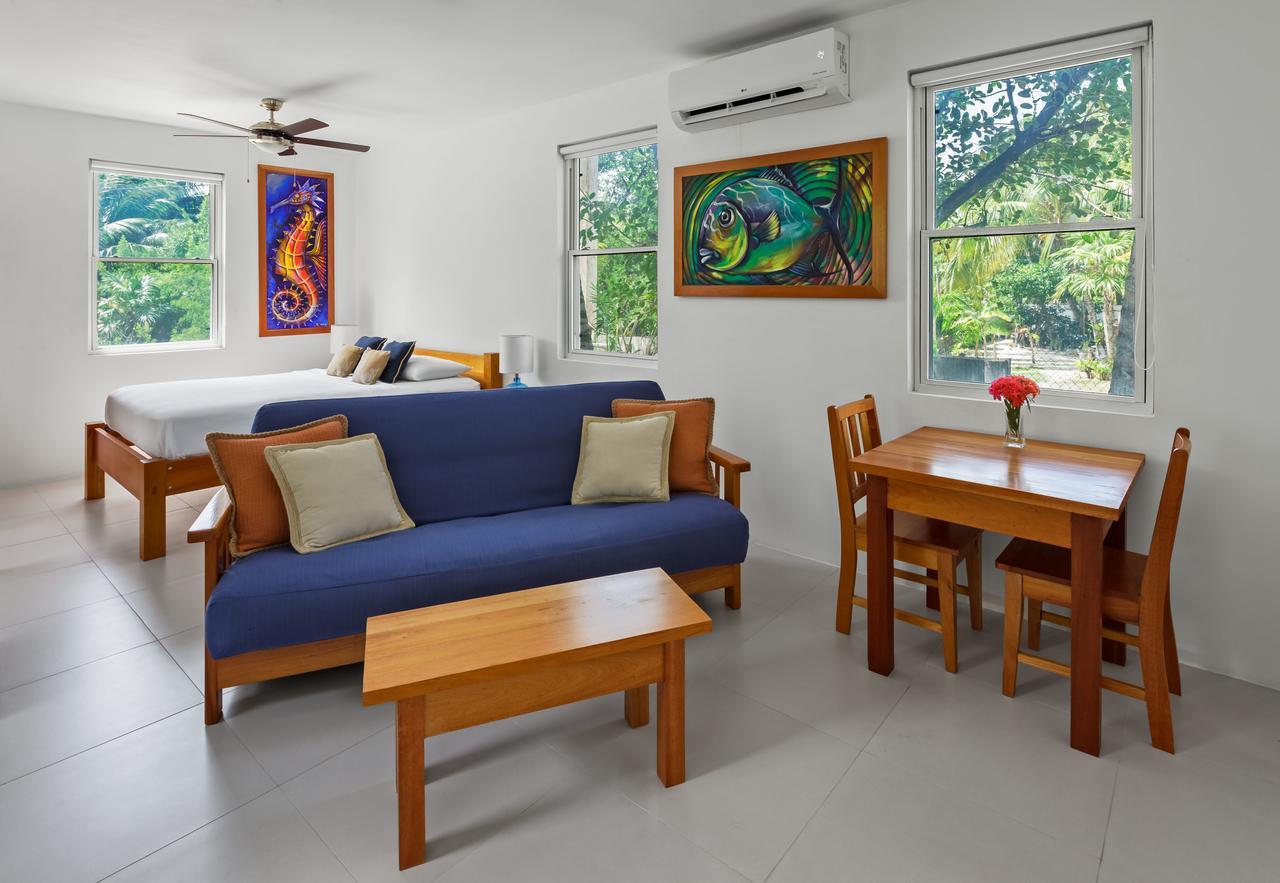 Weezie's Ocean Front And Garden 3* Caye Caulker