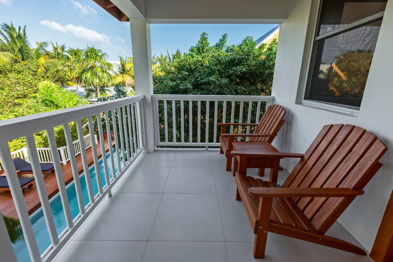 Hotel Weezie's Ocean Front And Garden Caye Caulker