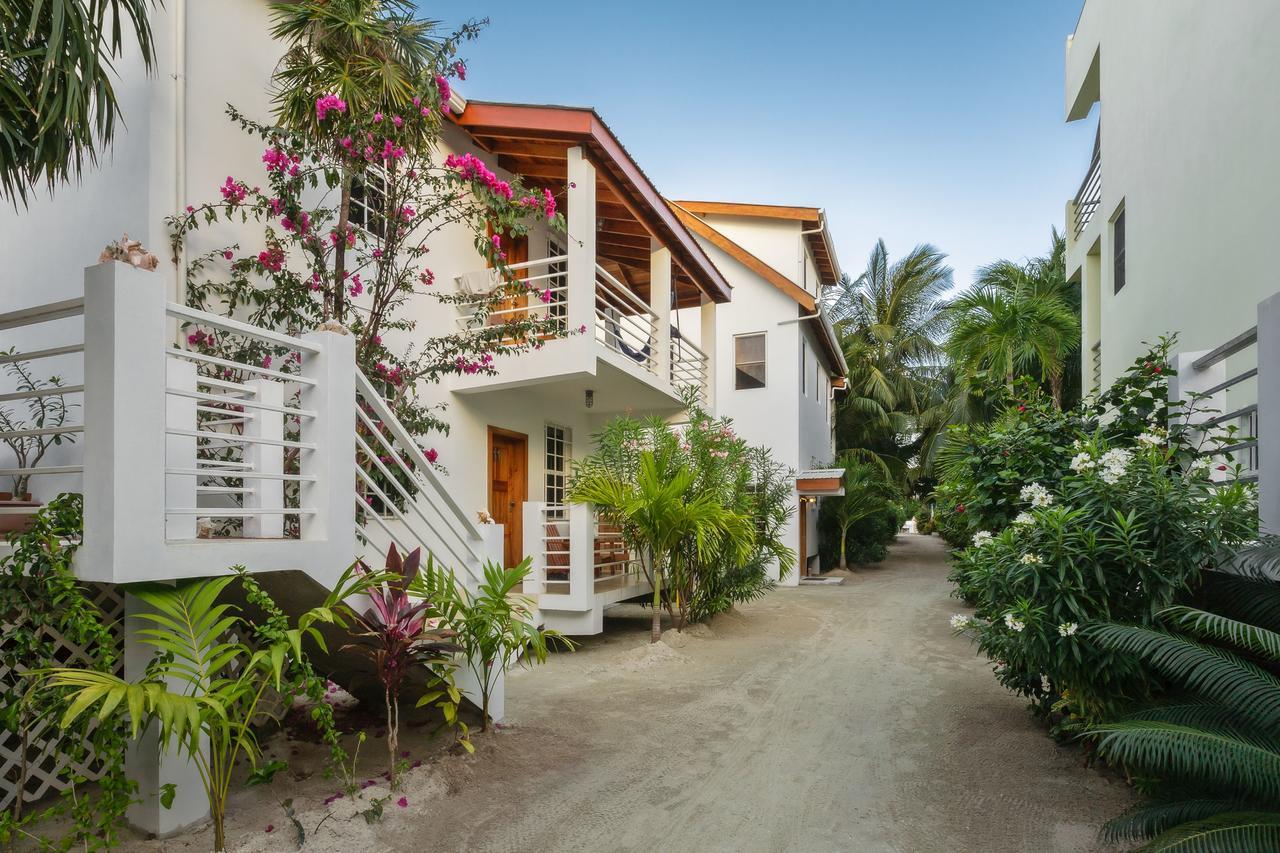 Weezie's Ocean Front And Garden Hotel Caye Caulker
