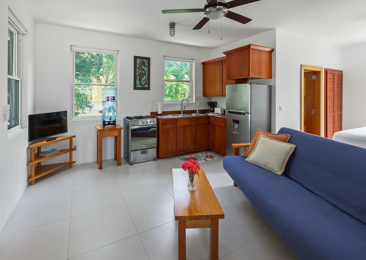 Hotel Weezie's Ocean Front And Garden 3*
