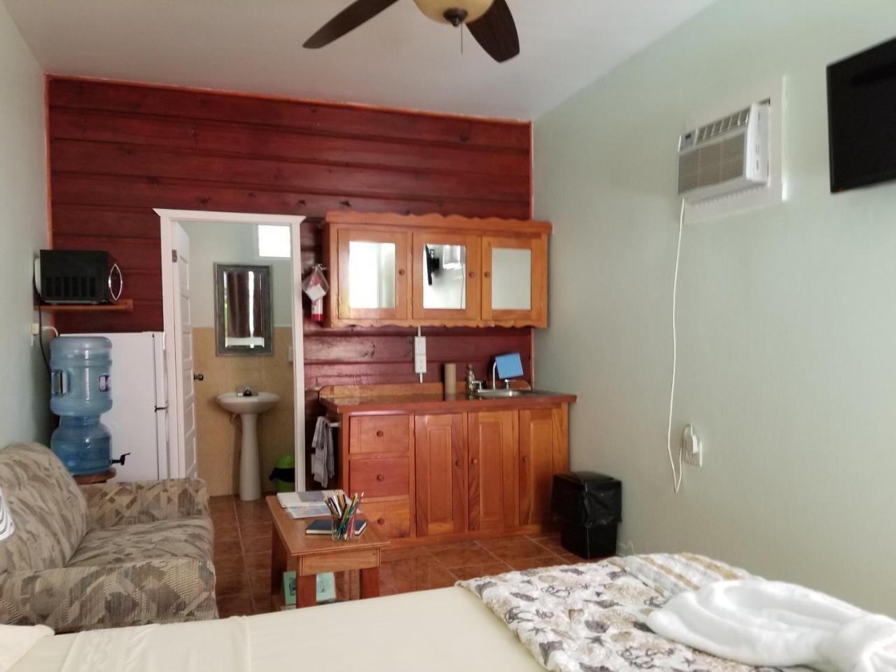 Casa de hóspedes Canuck Cottages Caye Caulker