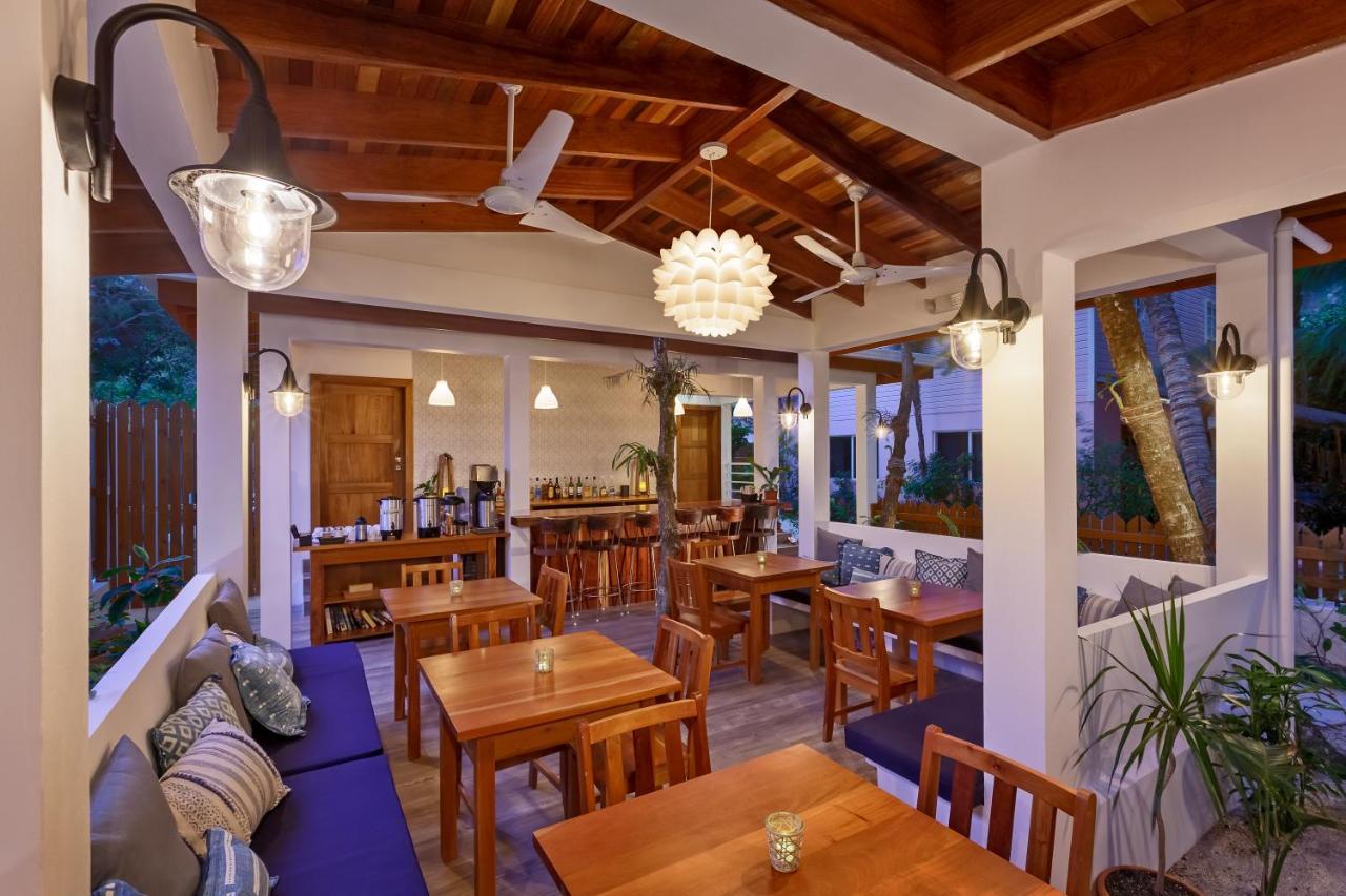 Weezie's Ocean Front And Garden Caye Caulker