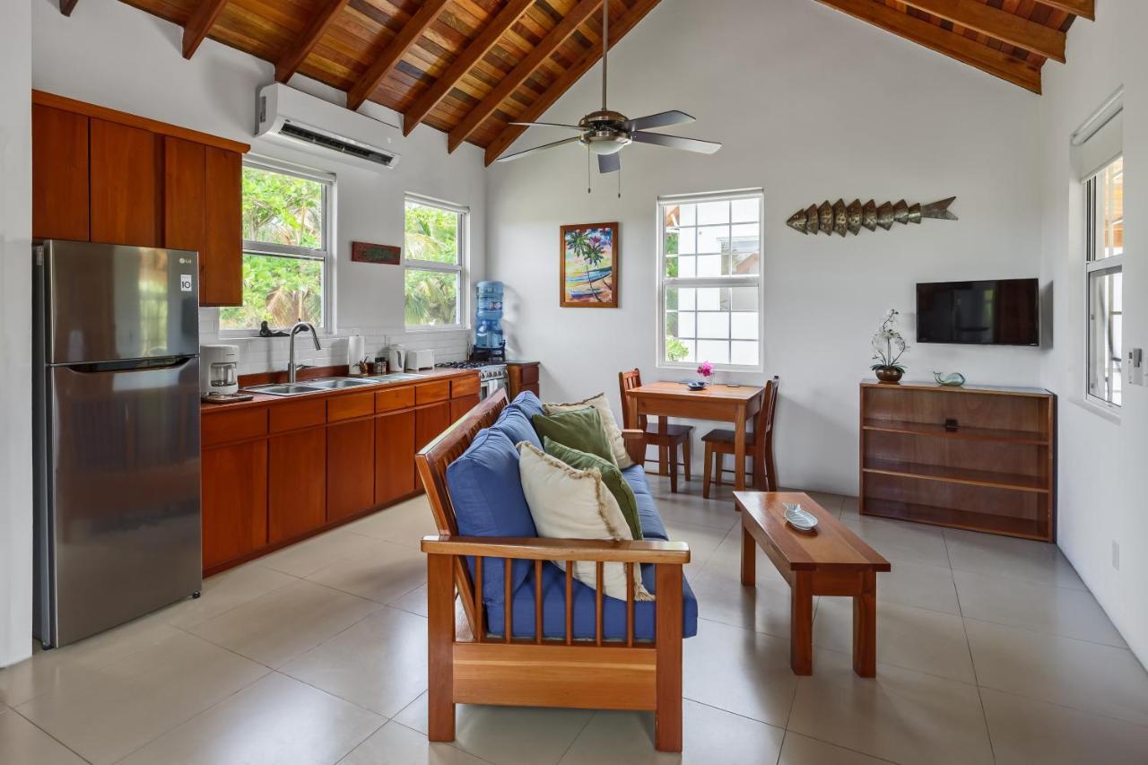 Weezie's Ocean Front And Garden 3* Caye Caulker