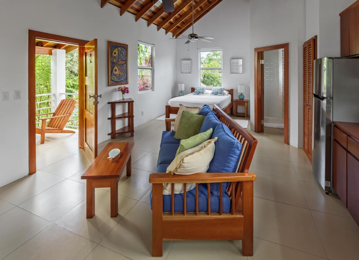 Hotel Weezie's Ocean Front And Garden Caye Caulker