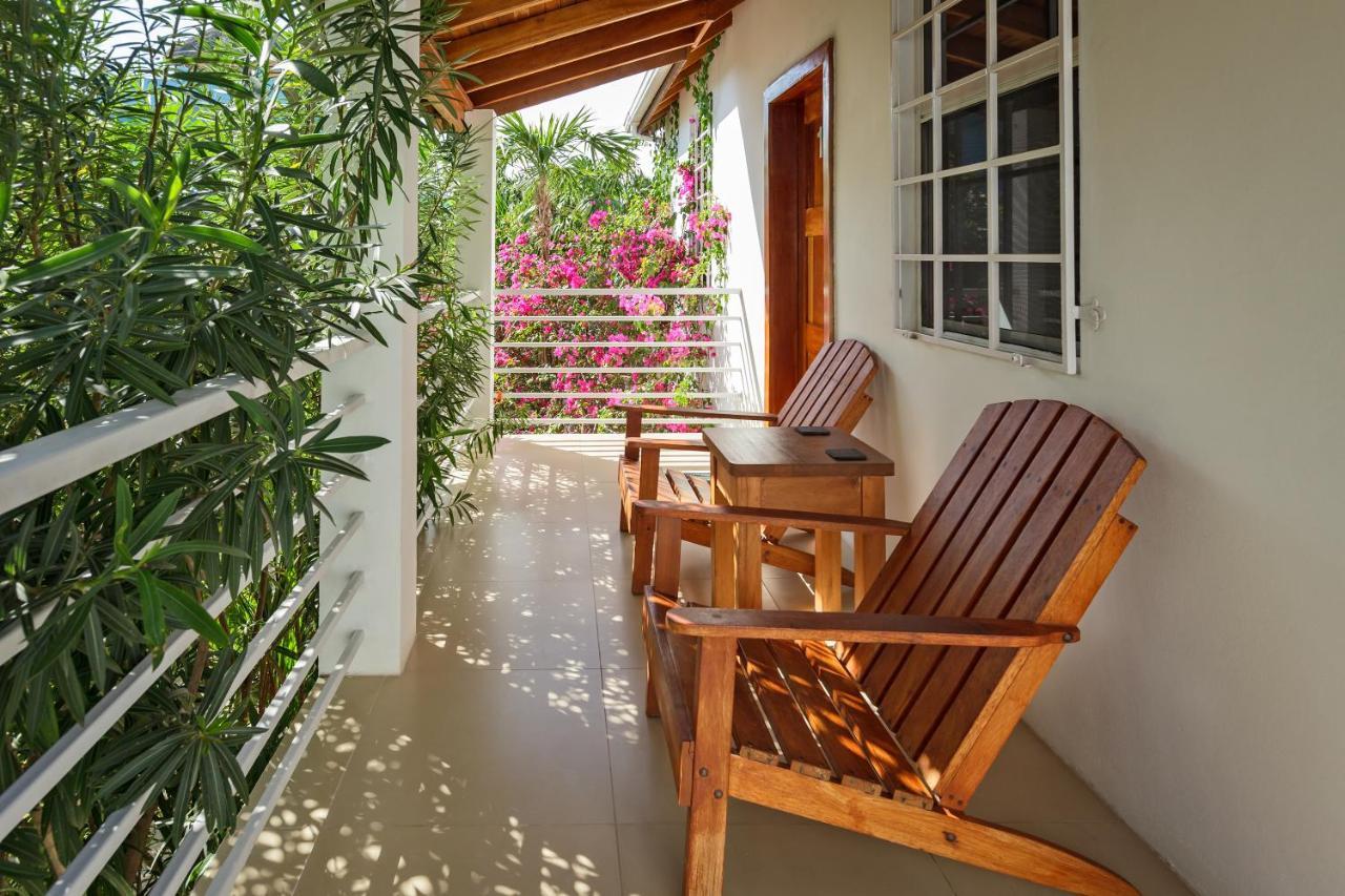 Weezie's Ocean Front And Garden Caye Caulker
